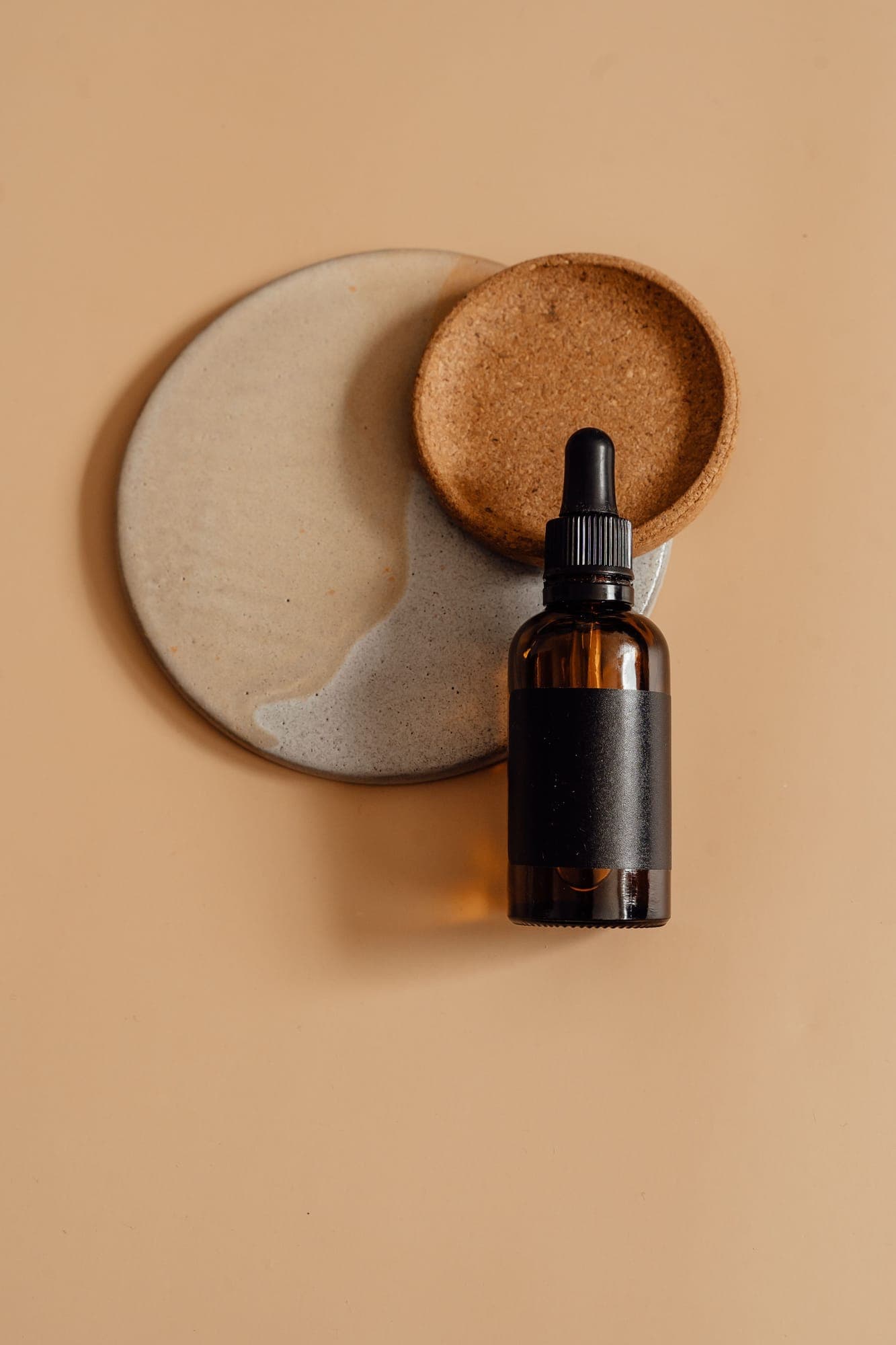 Aceite esencial en un frasco de vidrio ámbar