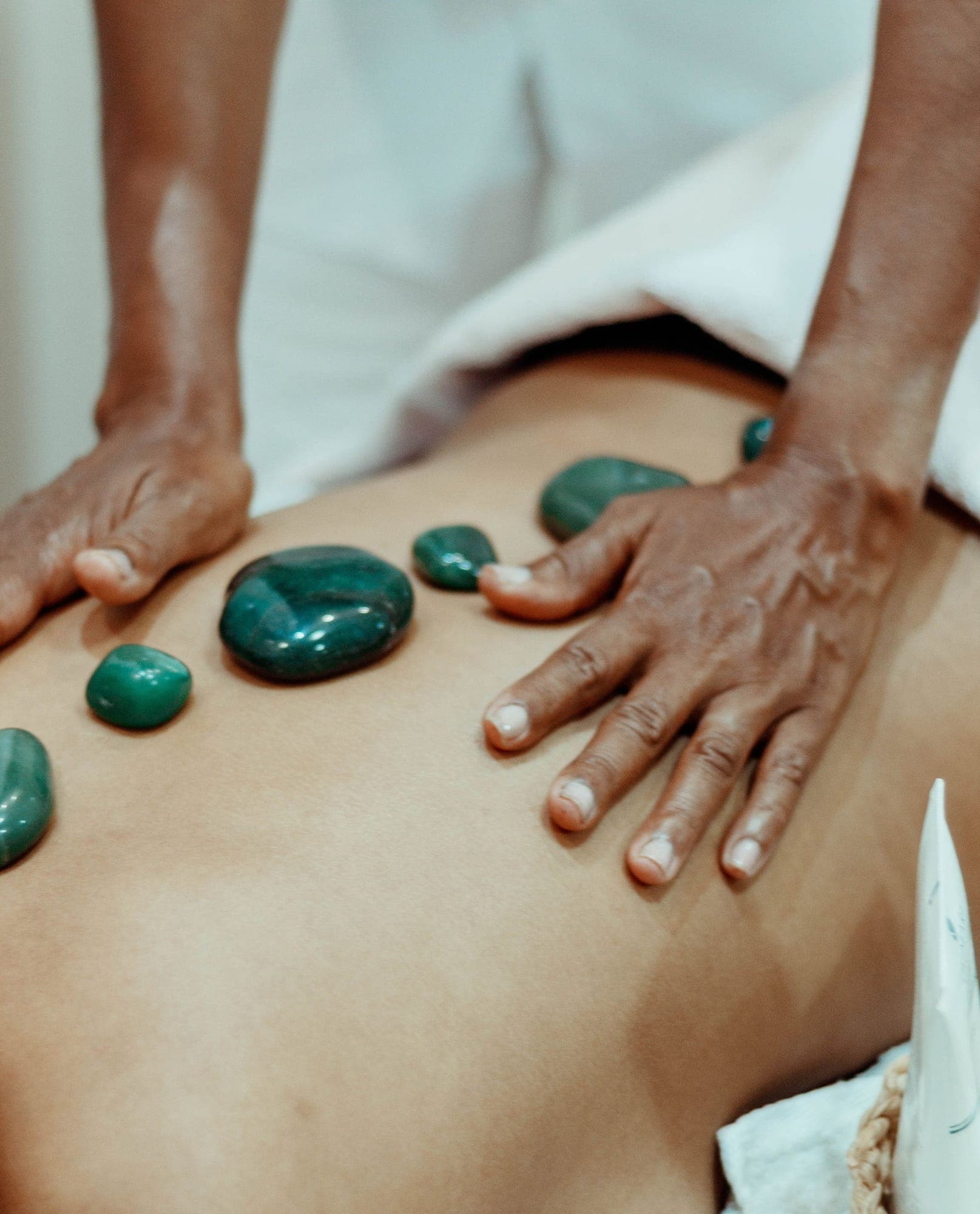 Piedras de jade sobre la espalda durante una terapia