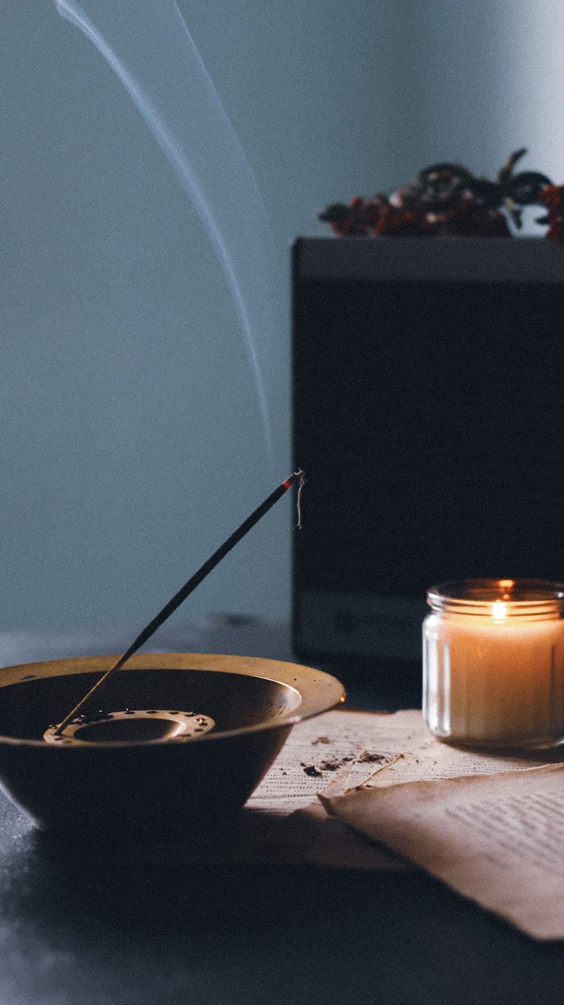 Incienso y velas en un espacio de ritual