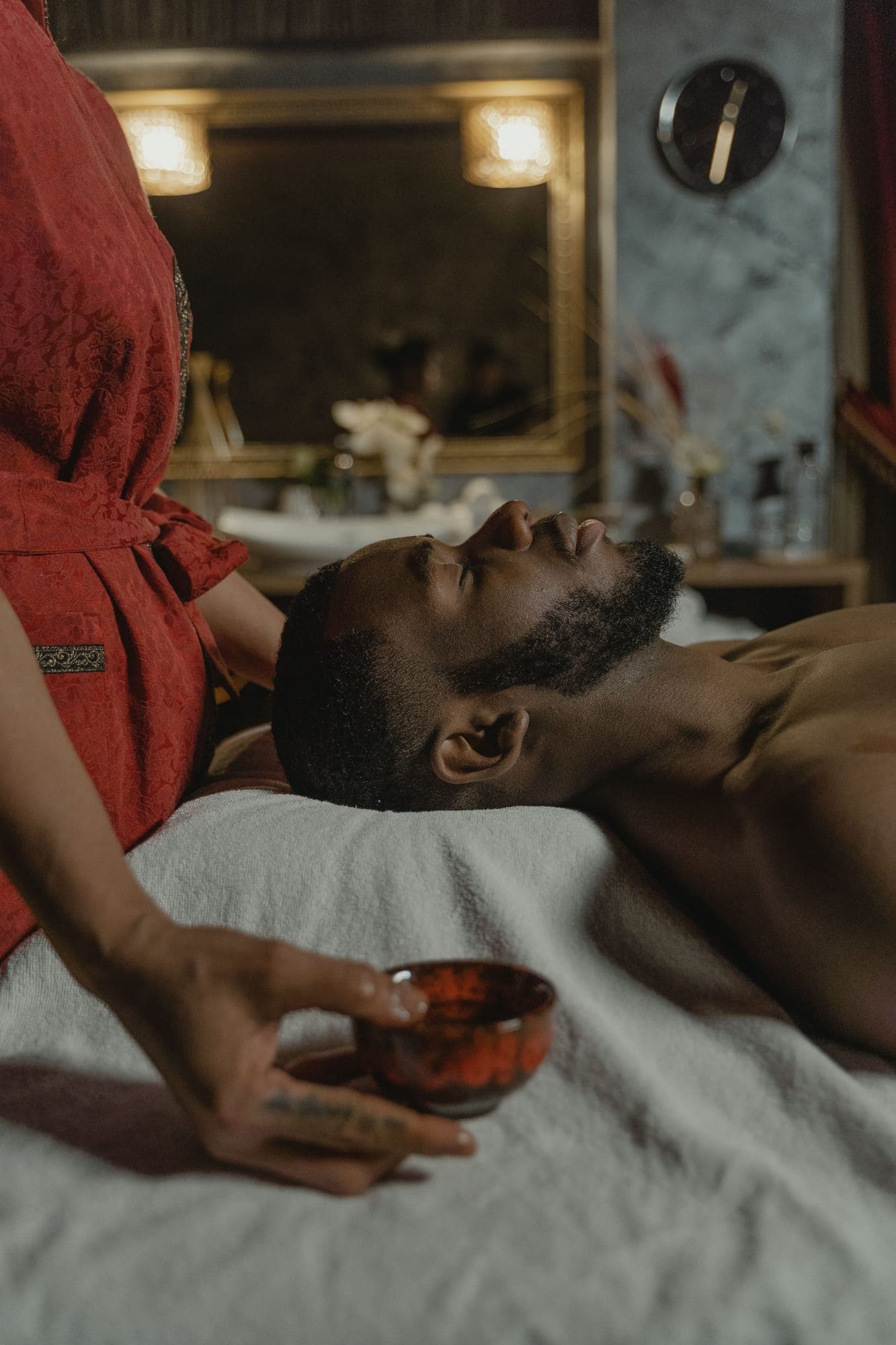Ritual con cuenco de aceite en suite privada