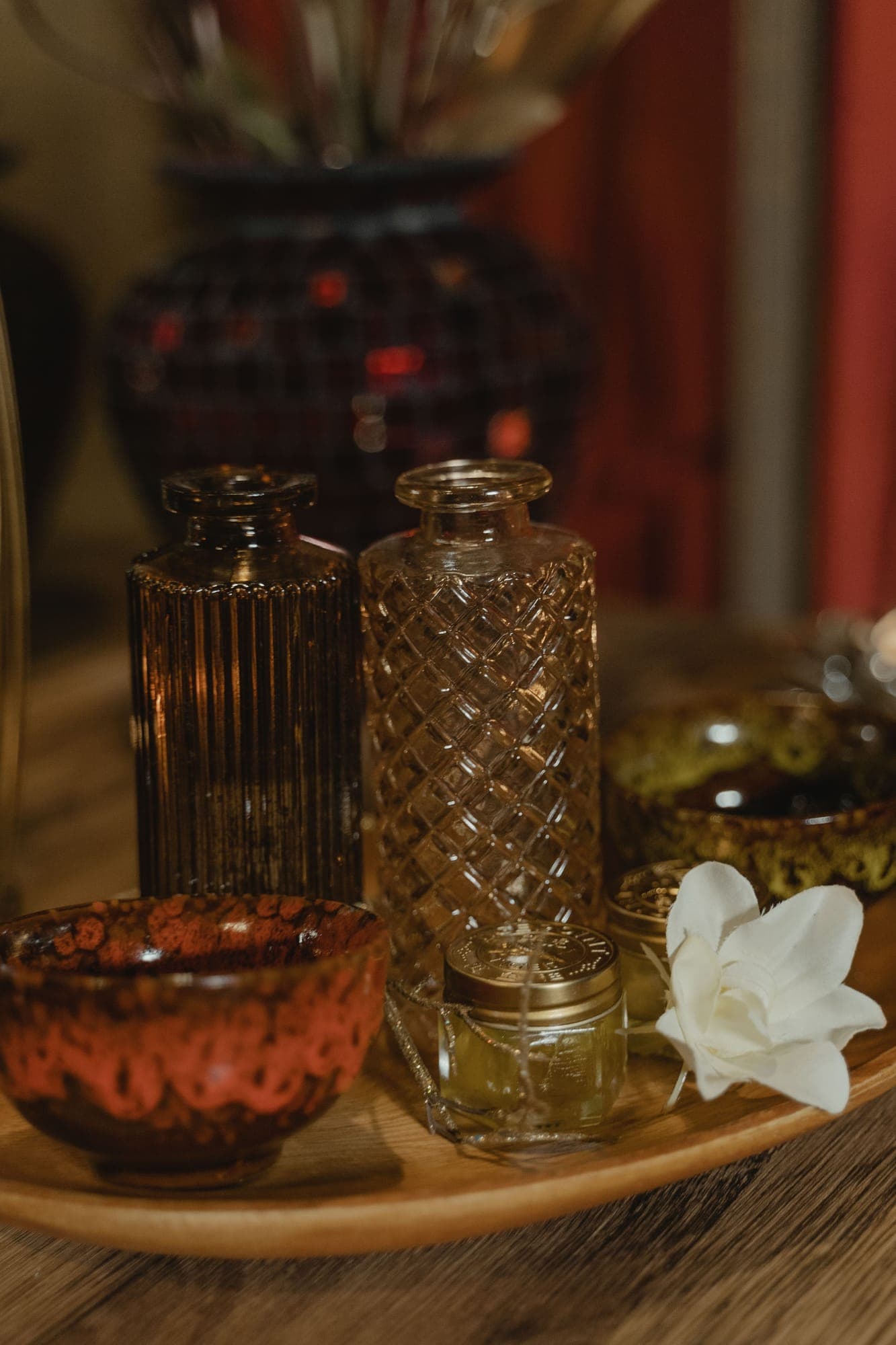 Frascos de aceites esenciales en luz cálida